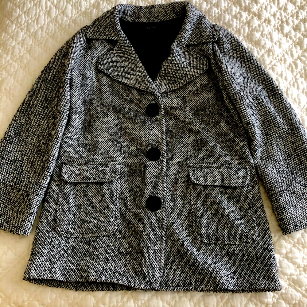 Black and white 3/4 coat great condition in & out!